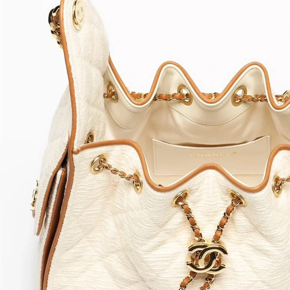 CHANEL Cream Quilted Drawstring Shoulder Bag with Gold Chain - Picture 3 of 4